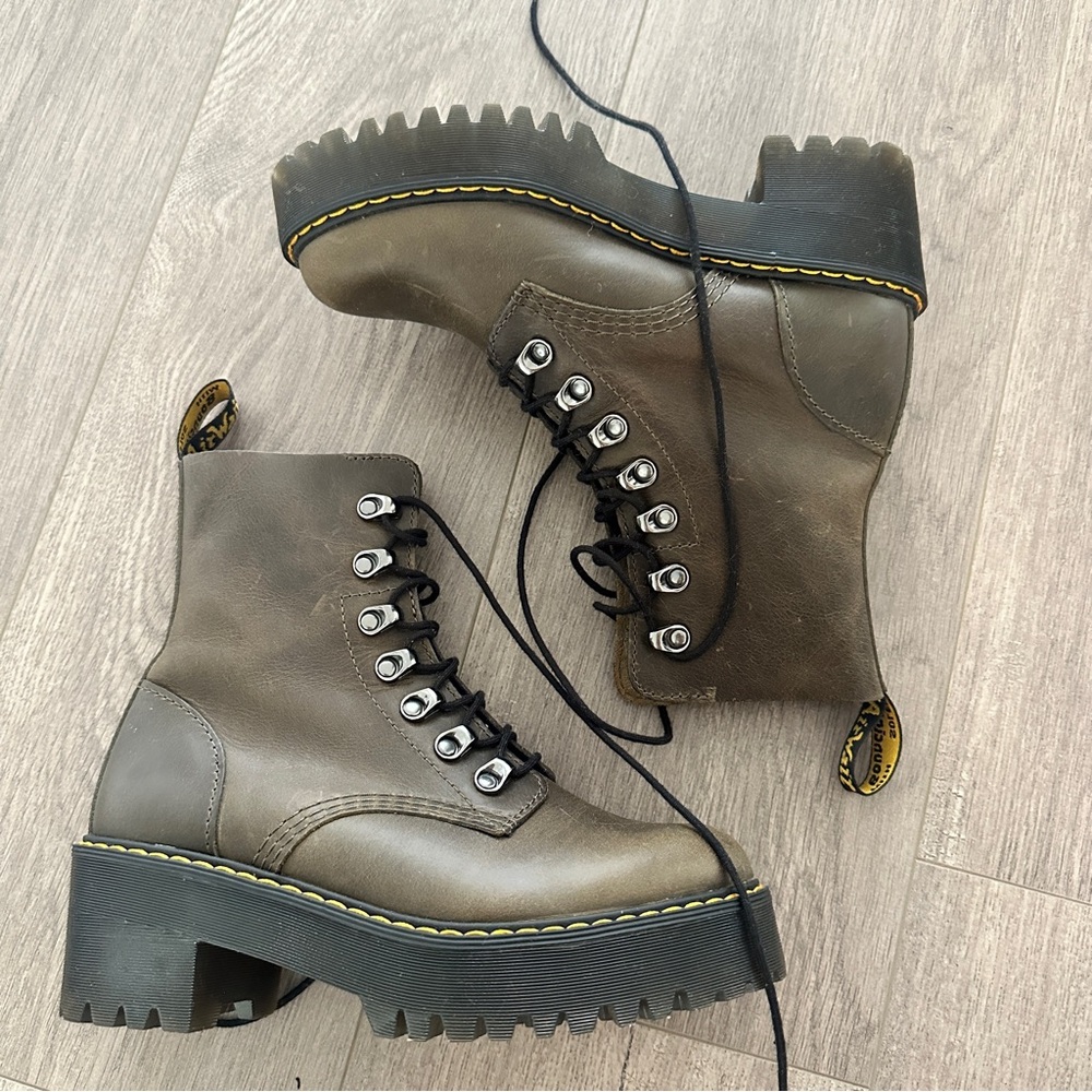 Dr. Martens Leona in Orleans Dark Taupe